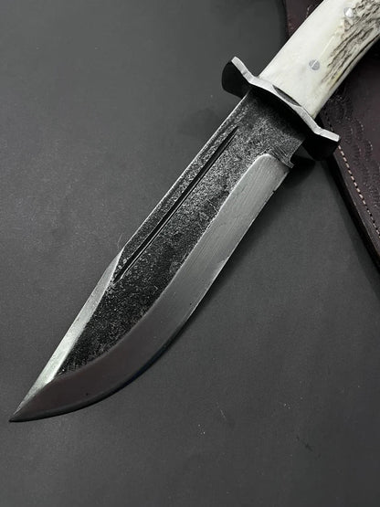 Χειροποίητο σφυρήλατο ατσάλινο μαχαίρι Bowie: λαβή από κέρατο ελαφιού, δερμάτινο μανίκι