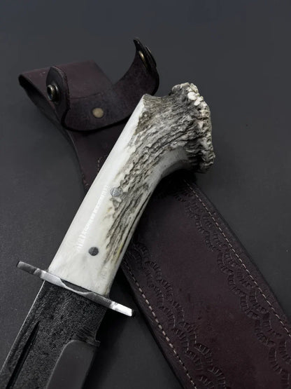 Χειροποίητο σφυρήλατο ατσάλινο μαχαίρι Bowie: λαβή από κέρατο ελαφιού, δερμάτινο μανίκι